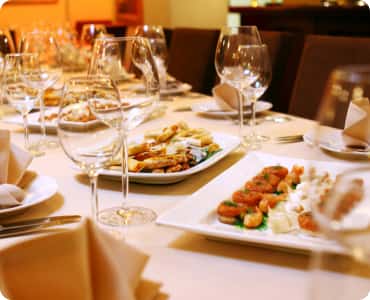 Table de restaurant dressée pour le dîner